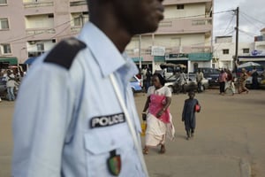 Un policier sénégalais dans les rues de Dakar, en août 2010. © Rebecca Blackwell/AP/SIPA