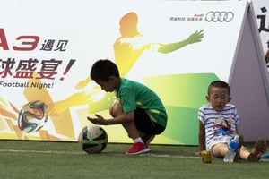 Le président chinois Xi Jinping souhaite que son pays accueille la coupe du monde de football en 2030. © Ng Han Guan/AP/SIPA
