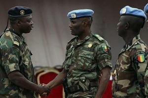 Un officier serre la main des Casques bleus de la Minusma à Bamako, le 1er juillet 2013. © Harouna Traore/AP/SIPA