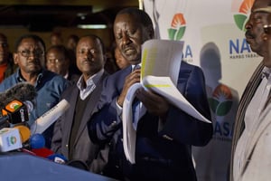 Raila Odinga, le leader de la coalition Nasa, conteste les résultats de l’élection présidentielle kényane du 8 août 2017 lors d’une conférence de presse à Nairobi. © Jerome Delay/AP/SIPA