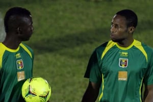 Les footballeurs maliens Modibo Maiga et Seydou Keita, le 6 février 2012 à Libreville, au Gabon. © Francois Mori/AP/SIPA