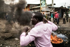 Des Kényans près de barricades en flammes dans le bidonville de Mathare, à Nairobi, le 9 août 2017. Ils protestent contre les résultats de l’élection présidentielle au Kenya. © MARCO LONGARI / AFP