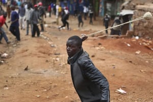 Un manifestant pro Odinga avec une fronde, dans le quartier de Kibera, à Nairobi, le 12 août 2017. © Brian Inganga/AP/SIPA