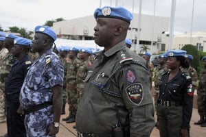 Des militaires africains de la Minusma lors d’une cérémonie à Bamako, en juillet 2013. © Harouna Traore/AP/SIPA