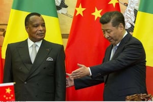 Le Président chinois XI Jinping reconduit le président congolais Denis Sassou Nguessou à son siège durant la cérémonie de signature tenue à Pékin, le 5 juillet 2016. © AP Photo/Ng Han Guan, Pool/