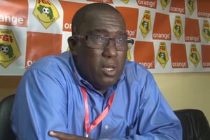 Le sélectionneur de l’équipe de Guinée, Lappé Bangoura, lors d’une conférence de presse. © Capture d’écran YouTube