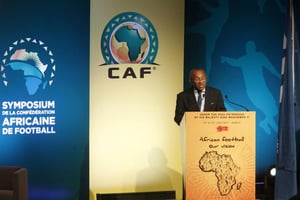 Le président de la CAF Ahmad Ahmad s’adresse aux 55 membres de l’instance lors d’un symposium à Rabat, le 18 juillet 2017. © AFP