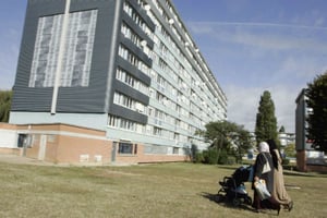 Les trois Marocains expulsés par les autorités françaises résidaient à Trappes, en banlieue parisienne. © JACQUES BRINON/AP/SIPA