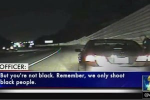 « Nous tuons seulement les Noirs », déclare dans une vidéo un officier de police pour rassurer une conductrice lors d’un contrôle routier. © Capture d’écran de WSBTV