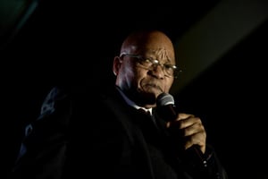 Le président sud-africain Jacob Zuma s’adresse à ses partisans devant le parlement du Cap, le 8 août 2017. © Pieter Bauermeister/AFP