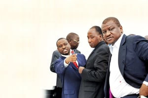 Le président de l’Assemblée nationale Guillaume Soro (en bleu), le Premier ministre Amadou Gon Coulibaly, le ministre de la Défense Hamed Bakayoko (à droite) et le ministre de la Justice Jeannot Kouadio Ahoussou (derrière Soro). © AFP PHOTO / SIA KAMBOU