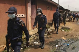 Des policiers ivoiriens dans les rues d’Abidjan, en janvier 2012. © Emanuel Ekra/AP/SIPA