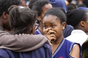 Une élève du lycée Moi de Nairobi au lendemain du drame qui a coûté la vie à sept de ses camarades, mortes dans un incendie. © AP/Sipa