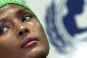 La top model somalienne Waris Dirie, qui a fait de la lutte contre l’excision son combat, lors d’une conférence de presse sur les droits des femmes à Berlin, en 2002. © FRANKA BRUNS/AP/SIPA/AP/SIPA