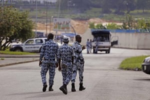 Des policiers en opération à Abidjan, en octobre 2015. © Schalk van Zuydam/AP/SIPA