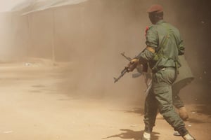 Des soldats maliens et français lors d’une offensive contre des groupes terroristes à Gao, le 21 février 2013. © STR/AP/SIPA