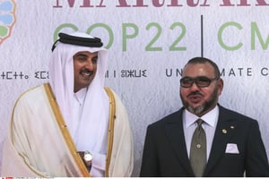 L’émir du Qatar, Cheikh Tamim Bin Hamad Al-Thani, et le roi du Maroc, Mohammed VI, à l’ouverture de la Cop22 à Marrakech en novembre 2016. © Mosa’ab Elshamy/AP/SIPA