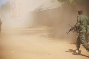 Un soldat malien lors d’une offensive contre des groupes terroristes à Gao, le 21 février 2013. Photo d’illustration. © STR/AP/SIPA