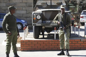 Des militaires stationnent devant le quartier général de l’armée à Maseru, lors d’une tentative de coup d’État au Lesotho en août 2014. © AP/SIPA