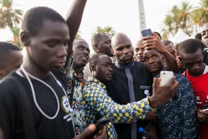 Kemi Seba, lors de la manifestation anti-franc CFA à Dakar, le 19 août 2017. © Clement Tardif pour Jeune Afrique