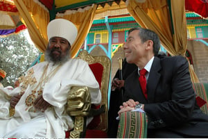 Le diplomate américain Donald Yamamoto avec le patriarche de l’église orthodoxe éthiopienne, Abune Paulos, à Addis-Abeba, en 2007. © ANITA POWELL/AP/SIPA
