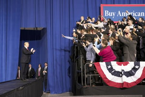 Le président américain à la rencontre de salariés de l’automobile à Ypsilanti, dans le Michigan, le 15 mars. © STEPHEN CROWLEY/NYT-REDUX-REA