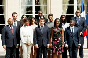 Emmanuel Macron avec les membres du Conseil présidentiel pour l’Afrique, le 29 août. © YOAN VALAT/AFP