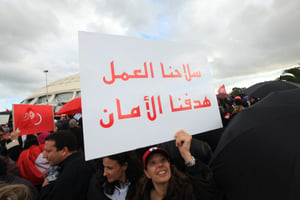 « Notre arme : le travail/ Notre but : la sécurité » Manifestantes pour le retour au travail et la fin des grèves, Tunis le 5 mars 2011. © Ons Abid pour JA