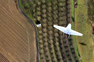 Un drone de la société Delta Drone en action au dessus d’un champ en Europe. © Photo DR / Delta Drone