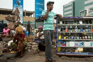 Un vendeur de téléphone portable dans le quartier commercial de Ganhi à Cotonou, au Bénin en 2016. © Gwenn Dubourthoumieu/Jeune Afrique