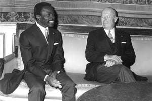 Albert-Bernard Bongo, président de la République du Gabon s’entretient avec Jacques Foccard, secrétaire général de l’Élysée aux Affaires africaines, à Paris, le 7 juillet 1970. © Presidence de la République