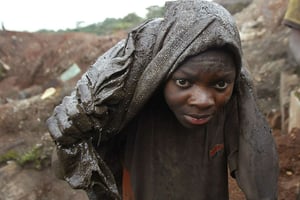 Un jeune garçon dans la mine de Shinkolobwe au sud-est de la République démocratique du Congo. © SCHALK VAN ZUYDAM/AP/SIPA