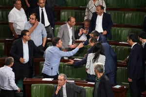 Des députés tunisiens contestent un projet de loi qui accorderait une amnistie aux fonctionnaires accusés de corruption lors dune session au Parlement de Tunis, le 13 septembre 2017. © Fethi Belaid/AFP