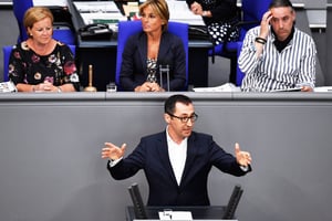 Cem Özdemir, coprésident des Verts, devant le Bundestag, le 21 juin. © John Macdougall/AFP