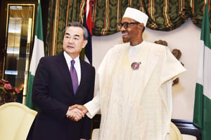Wang Yi, ici avec le président nigérian, M. Buhari, le 11 janvier. © Azeez Akunleyan/AP/SIPA