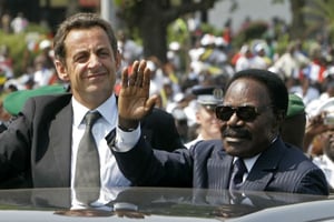 Le président français Nicolas Sarkozy avec le président gabonais Omar Bongo Ondimaba à Libreville le 27 juillet 2007. © MICHEL EULER/AP/SIPA