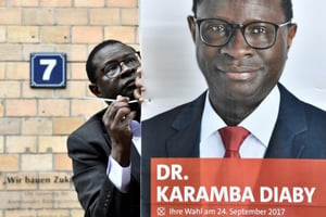 Karamba Diaby, premier député noir d’Allemagne élu dans une circonscription d’ex-RDA, le 6 septembre à Halle en Allemagne, tentera de retrouver son siège. © AFP / JOHN MACDOUGALL