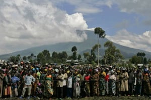 Un camp de personnes déplacées, le 12 novembre 2008, au nord de Goma, en RDC, avec en fond le volcan de Nyiragongo. © KAREL PRINSLOO/AP/SIPA