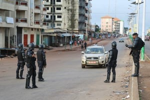 Des policiers guinéens dans les rues de Conakry, en octobre 2015. © Youssouf Bah/AP/SIPA