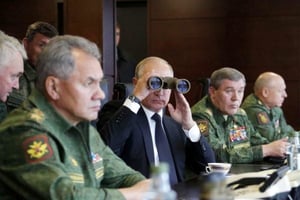 Vladimir Poutine entouré de ses généraux. © Mikhail Klimentyev/AP/SIPA