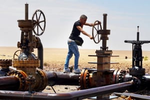 Coupé depuis avril, le pipeline transportant la production du Sud a été remis en service (ici, la station de pompage d’El Kamour). © Khaled EL HOUCH/AFP