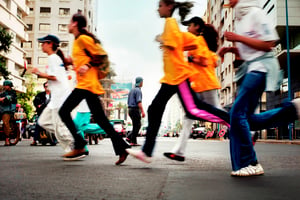 À Casablanca, adolescentes du projet Courir pour la vie, conduit par l’athlète Nawal El Moutawakel, première Africaine musulmane à avoir gagné une médaille d’or aux JO, en 1984. © Alfredo CALIZ/PANOS-REA