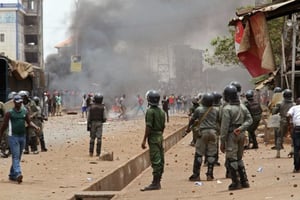 Des forces de police dans les rues de Conakry, en Guinée, le 13 avril 2015. © Youssouf Bah/AP/SIPA