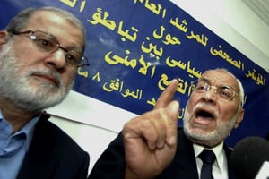 Mehdi Akef (à droite) lors d’une conférence de presse au Caire, en 2012. © AMR NABIL/AP/SIPA