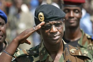 Philippe Mangou salue ses troupes à Abidjan, le 9 novembre 2004. © SCHALK VAN ZUYDAM/AP/SIPA