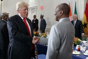 Donald Trump serrant la main d’Alpha Condé lors d’un déjeuner du président des États-Unis avec des dirigeants africains, à New York, lors de l’Assemblée générale des Nations unies, le 20 septembre 2017. © Evan Vucci/AP/SIPA