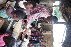 Le ministre de l’Éducation nationale et de l’Alphabétisation, Jean Martin Coulibaly lors d’une visite dans une école sous paillote à Yibi, le 20 octobre 2016. © DCPM/MENA