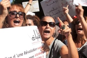 Une manifestation de soutien à une jeune fille violée par la police en Tunisie, le 2 octobre 2012. © Aimen Zine/AP/SIPA