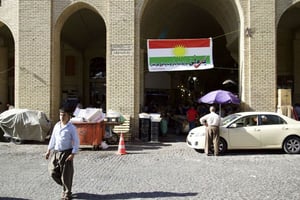 Un drapeau kurde avec des inscriptions encourageant à voter « oui » lors du référendum d’indépendance du 27 septembre, à Erbil, le 14 août 2017. © Balint Szlanko/AP/SIPA