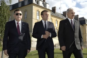La rencontre entre Sarraj, Macron et Haftar en France en juillet a également été critiquée pendant le colloque. © Philippe Wojazer/AP/SIPA